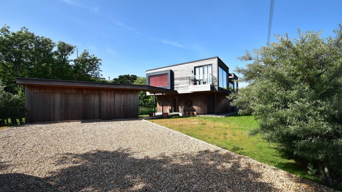 Hastings House | Whispering Reeds: Pett Level - Peaceful beachside escape with seaview glimpses