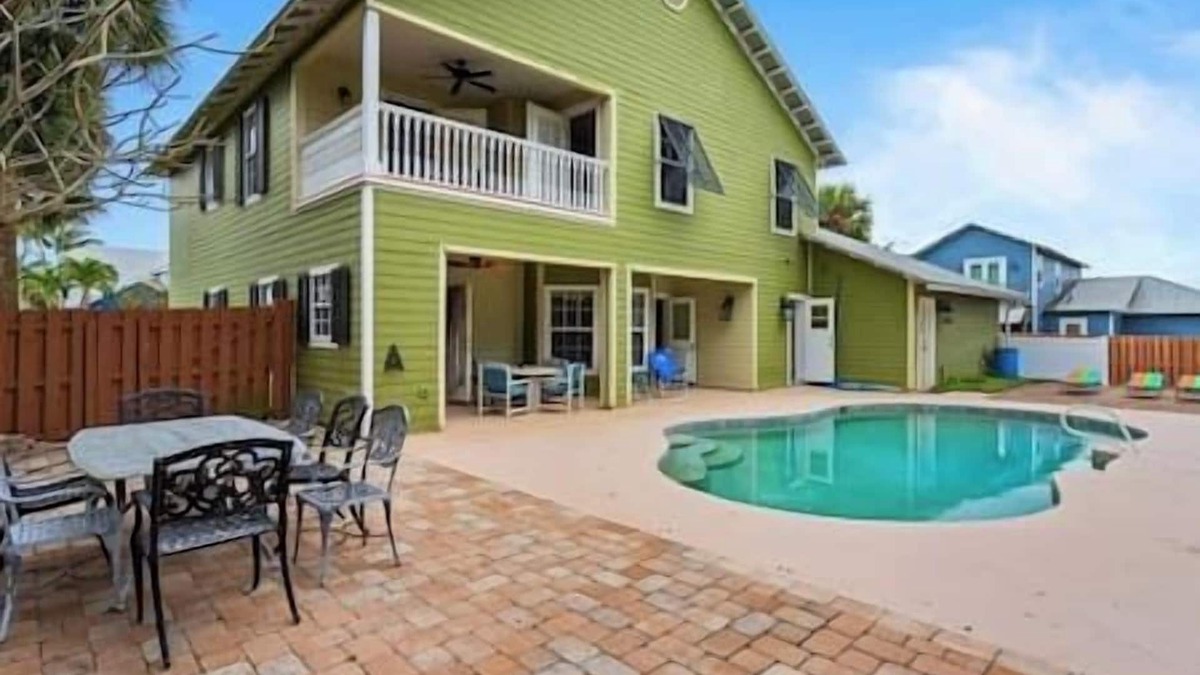 Melbourne Beach House | Whispering Waves Retreat: Heated Pool & Cruisers