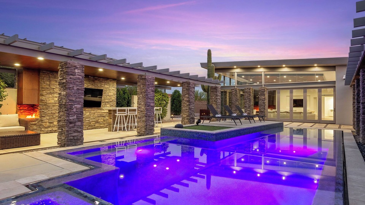 North Scottsdale House | WHISPERING WIND– NEW Luxury Scottsdale Villa w/Beach Entry Pool, Hot Tub, Games & More