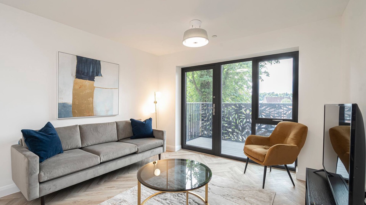 Godalming Apartment | Whispers in Light 65s Stay