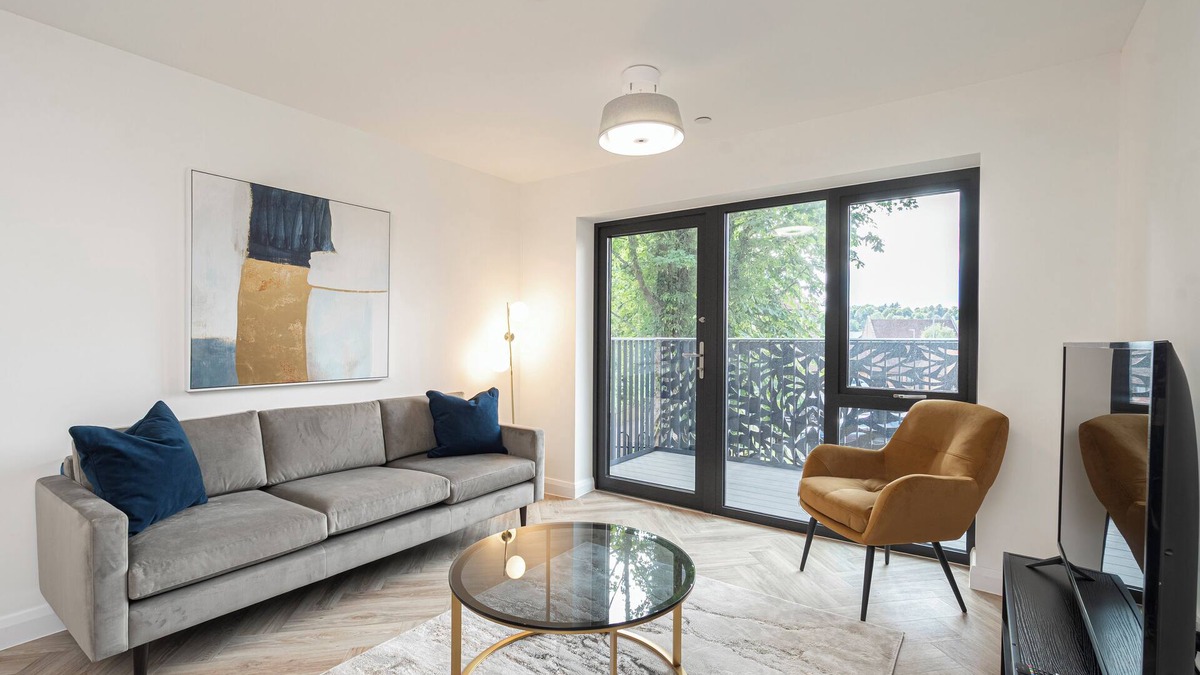 Godalming Apartment | Whispers in Light 65s Stay