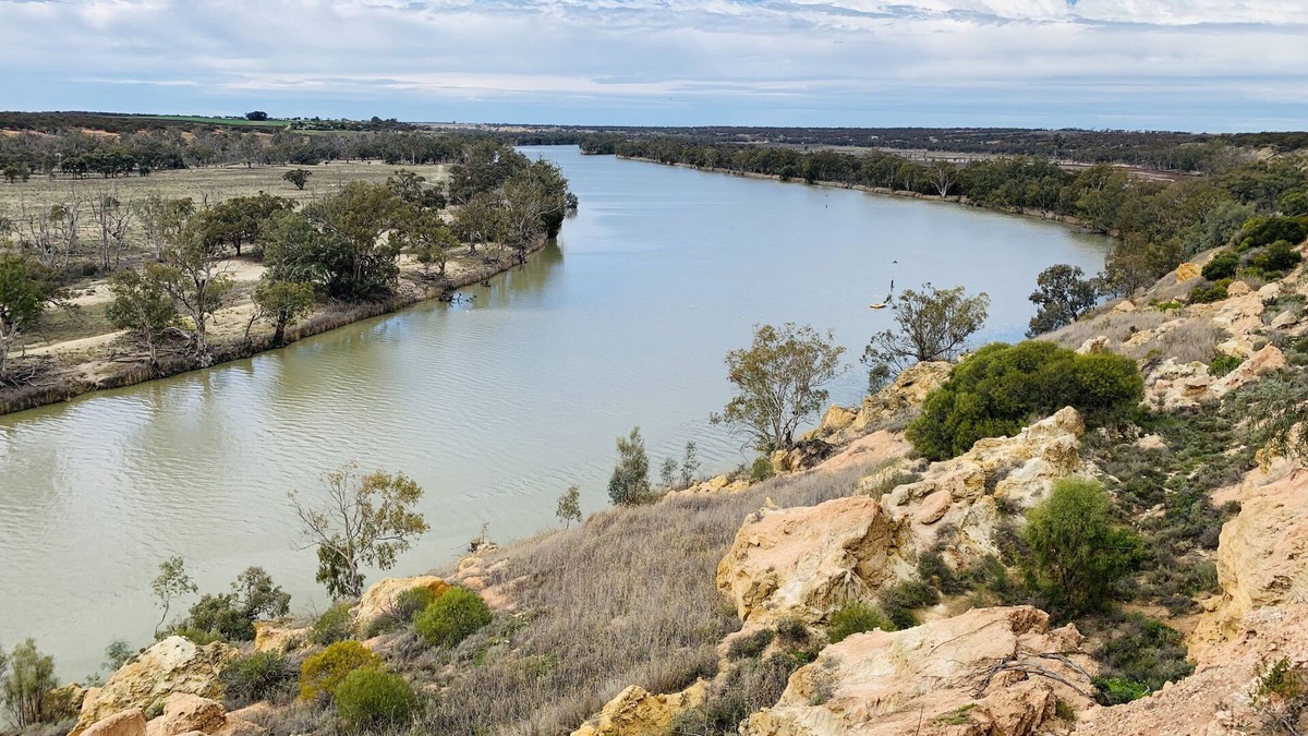 Holder Cottage | Whistling kite cottage overlooking the scenic Murray River