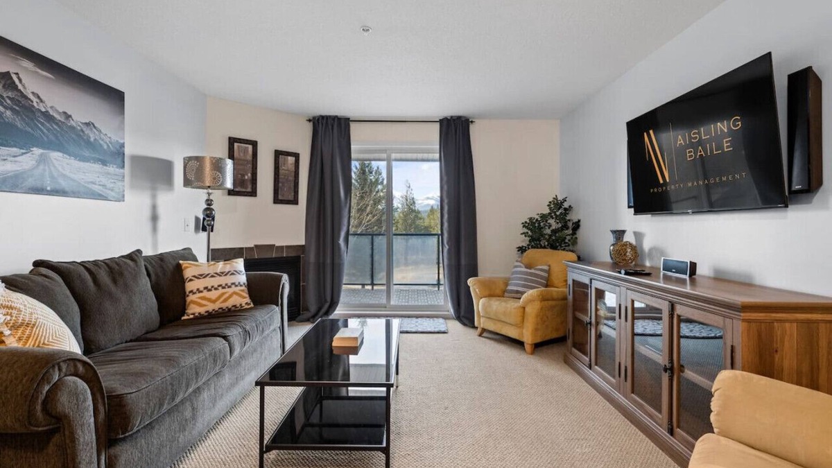East Kootenay Apartment | Whistling Peaks | Hot Tub | Pool | Gas Fireplace