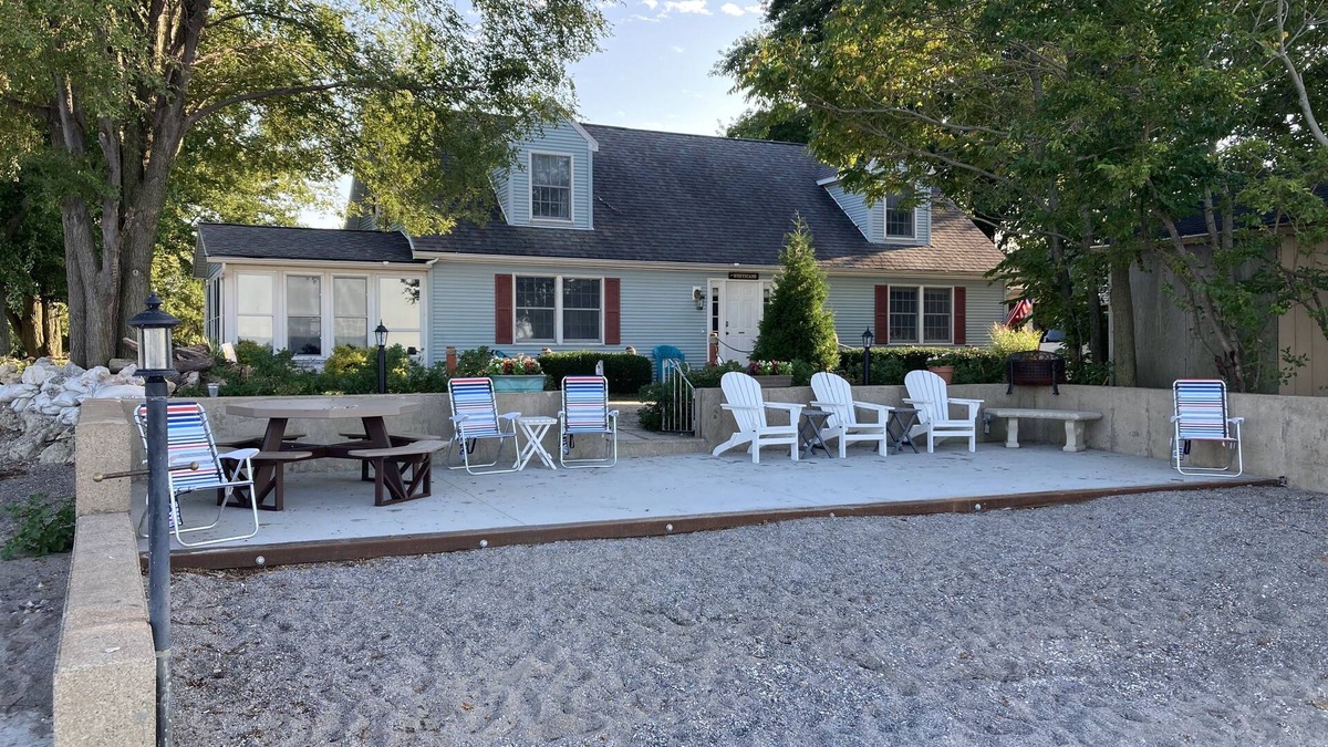Oak Harbor House | "Whit's End" Spacious, Private Beach-Front Lake Erie Sleeps 13 Birders & Fishing