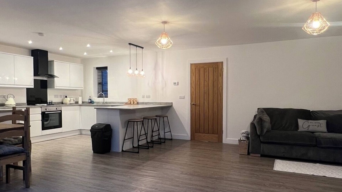 Barrow Gurney House | White 3 bed bungalow with en-suite and parking