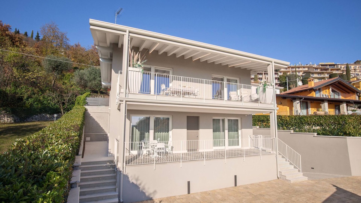Marciaga Apartment | White Apartment with Terrace and Lake View