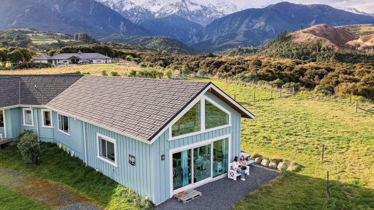 Hapuku Bed & Breakfast | ‘White Caps’ - Entire Guest Studio - Loft bed with Ocean & Mountain views