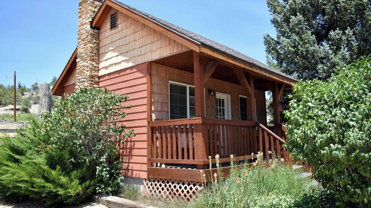 Orderville Cabin | White Cliffs are Truly a Glorious Sight -Pool -Hot Tub-Breakfast-Farm-Zion/Bryce