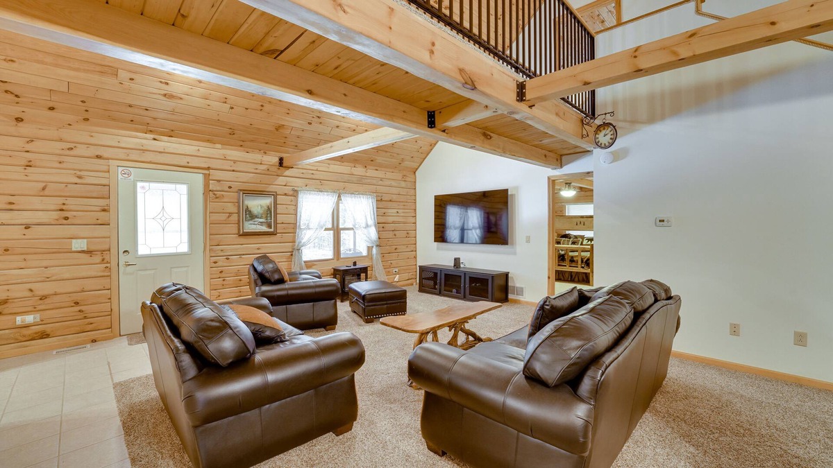 White Cloud Cabin | White Cloud Cabin w/ Deck: 2 Mi to Hardy Dam Pond