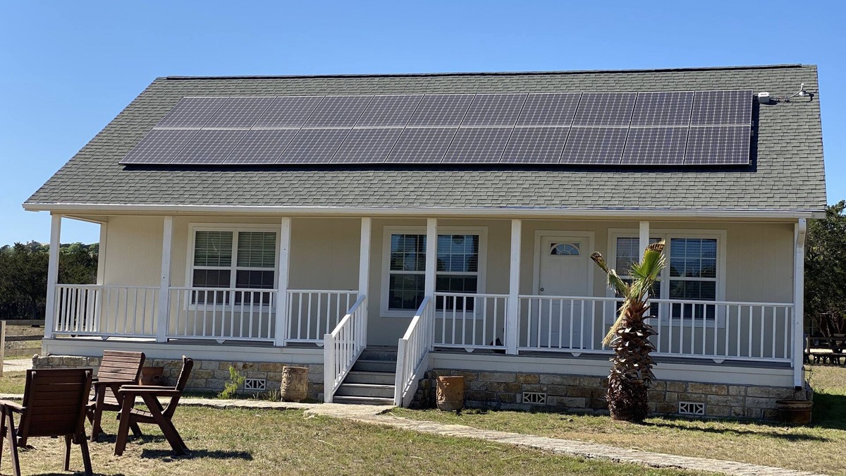 Ingram House | White Cottage, 3BR/2BA, Sleeps 8, Porch, Gas Grill, Firepit