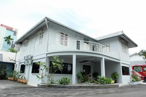 Kuching Cabin | White Cottage