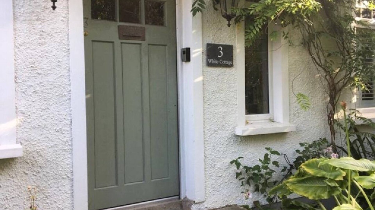 Cultra House | White Cottage - Quaint & cosy railway cottage just a stone's throw from beach