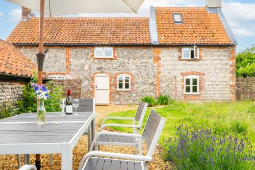 Salthouse House | White End