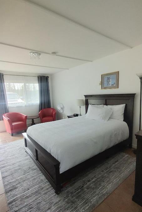 Algoma District Hotel | White Fang Motel