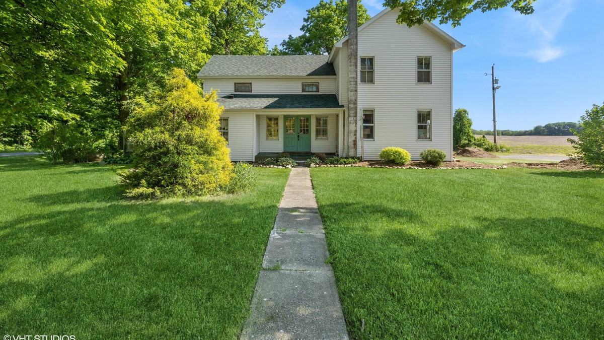 Buchanan House | White Farmhouse in Wine Country and 15 minutes from Lake Michigan!
