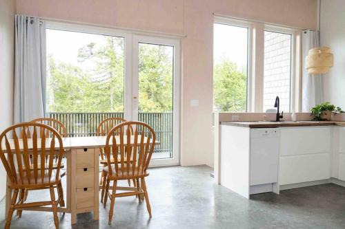 Ucluelet Apartment | WHITE HAUS Close to beach and trails, Pet friendly