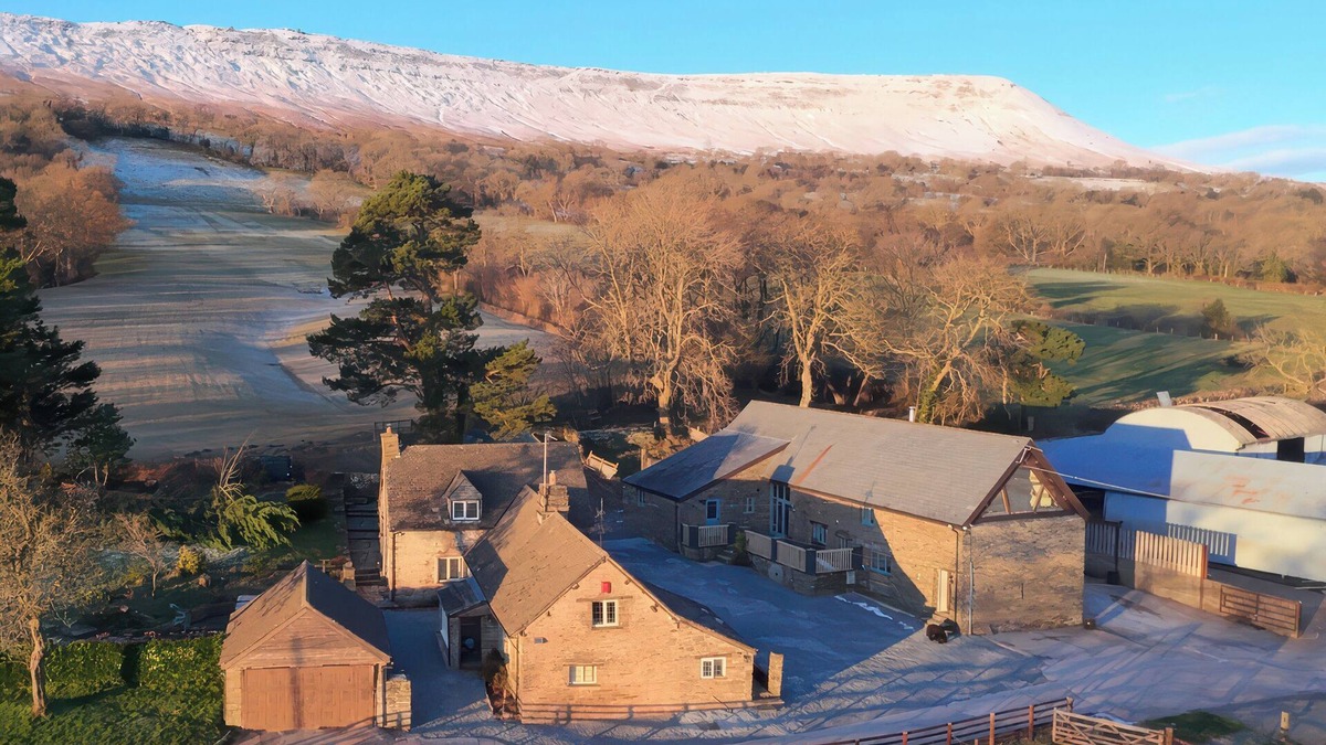 Longtown Cottage | WHITE HAYWOOD BARN, pet friendly, with hot tub in Craswall
