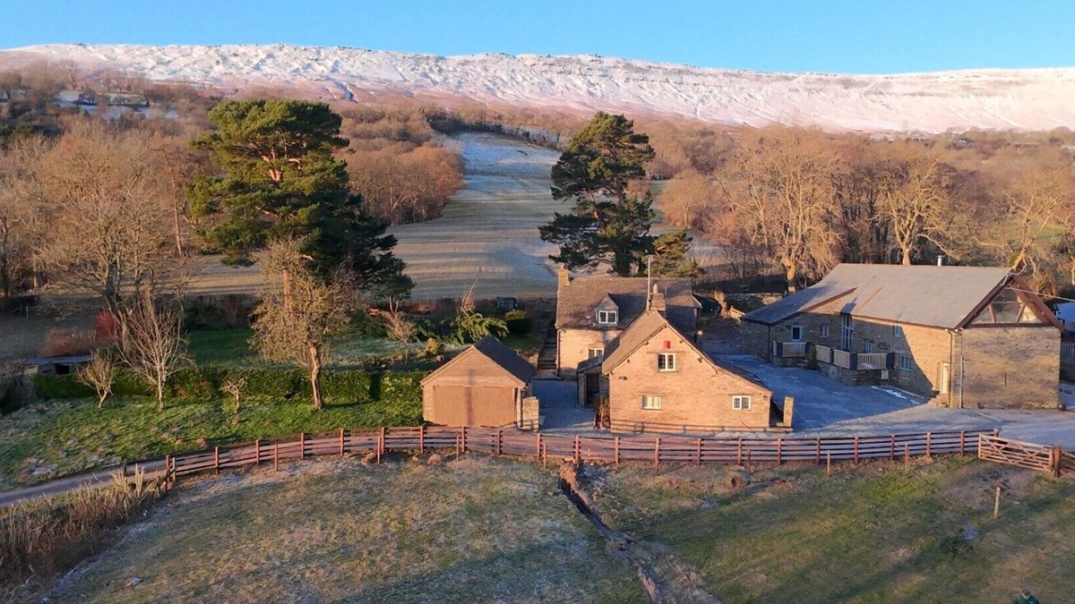 Longtown Cottage | WHITE HAYWOOD FARMHOUSE, pet friendly, with hot tub in Craswall