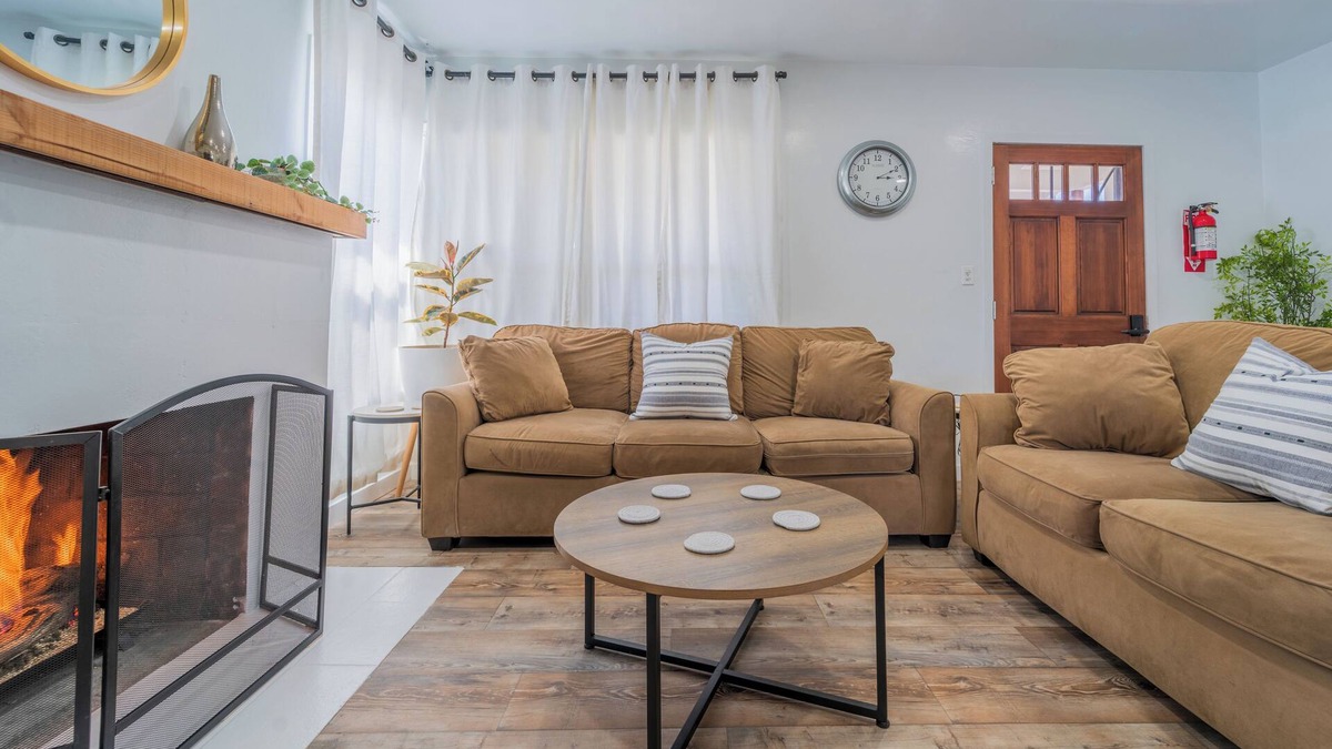 Compton House | White Heaven House 3-bedroom house with AC, WiFi in Enchanting Compton
