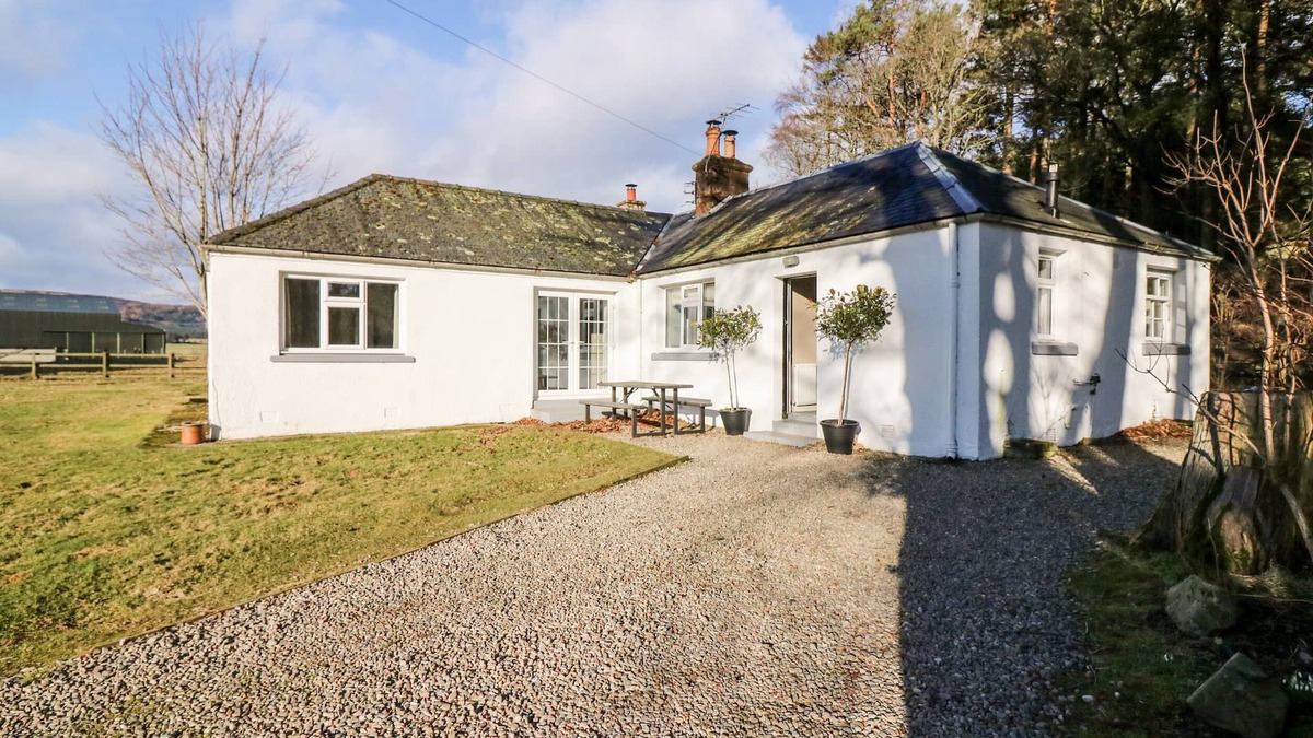 Kirriemuir Cottage | WHITE HILLOCKS COTTAGE, pet friendly, with open fire in Kirriemuir