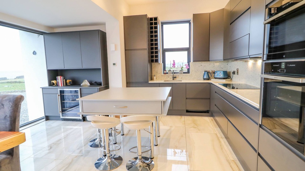 Maghery Cottage | WHITE HORSE HOUSE, pet friendly in Dungloe, County Donegal