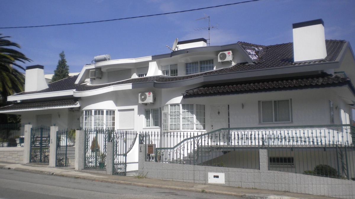 Santa Maria da Feira House | White House with apartment of 95 meters, with swimming pool, terrace and churasqueira.