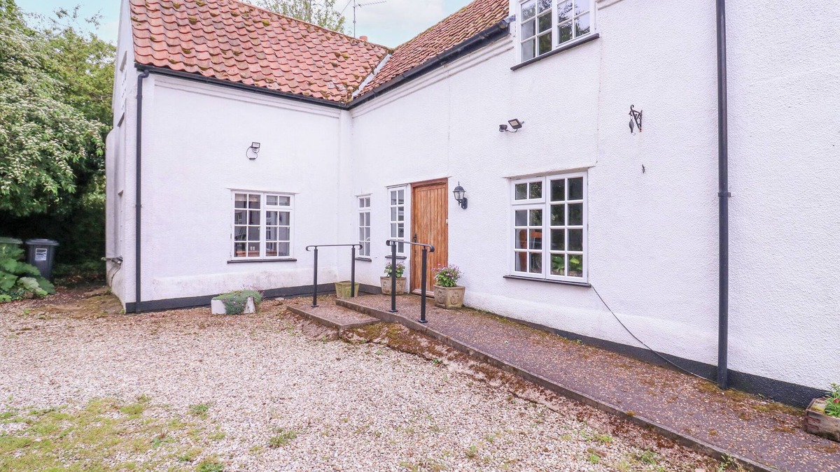 Little Snoring Cottage | WHITE HOUSE COTTAGE, pet friendly, with open fire in Fakenham