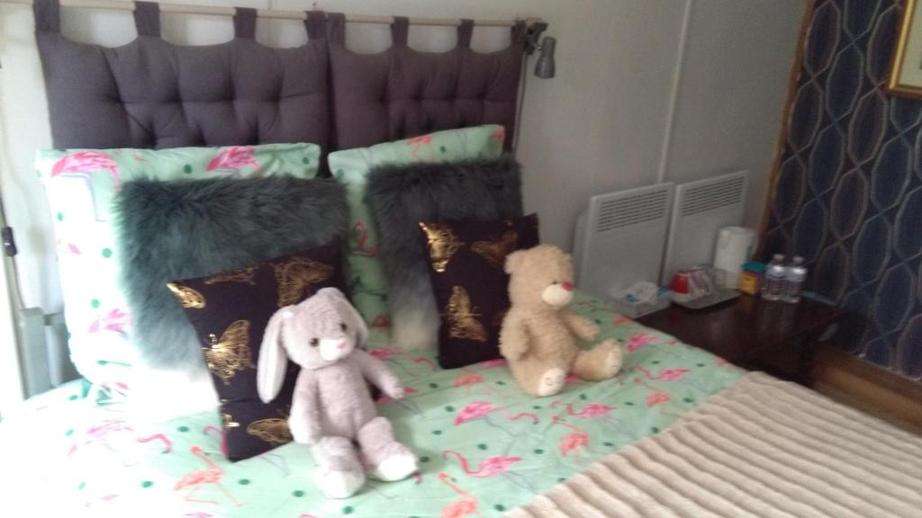 Saint-Germier Bed & Breakfast | white house