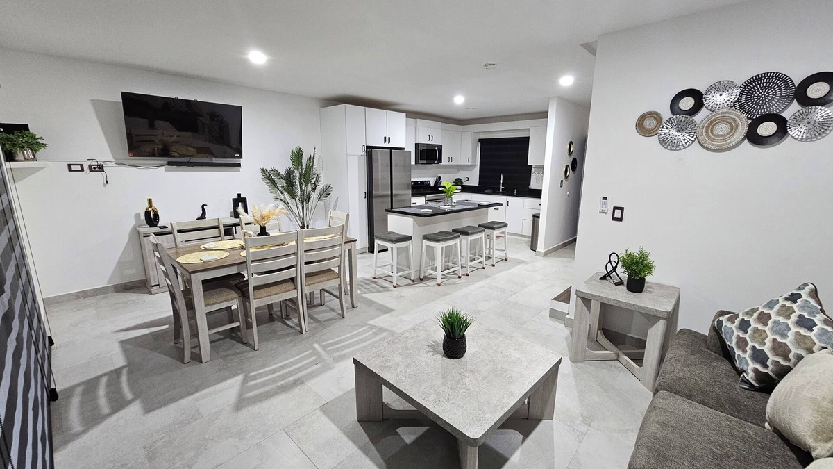 El Sauzal House | White House in Viñedos del Mar (3 floors)