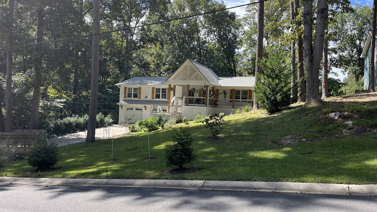 Woodstock House | White House on a hillnPet f., close to wedding venues, Roswell, Milton & Canton.