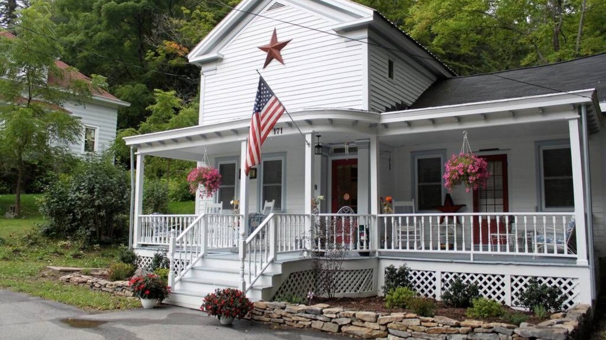 Town of Sharon House | White House on Main - Sharon Springs NY