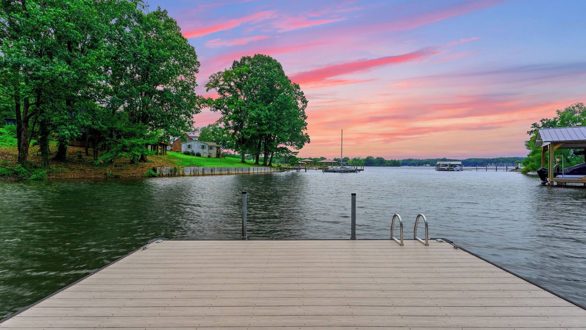 Denver House | White Lotus by SoCharm | *NO BOOKING FEES* Luxe Retreat with 300ft of Waterfront Views & Pickleball