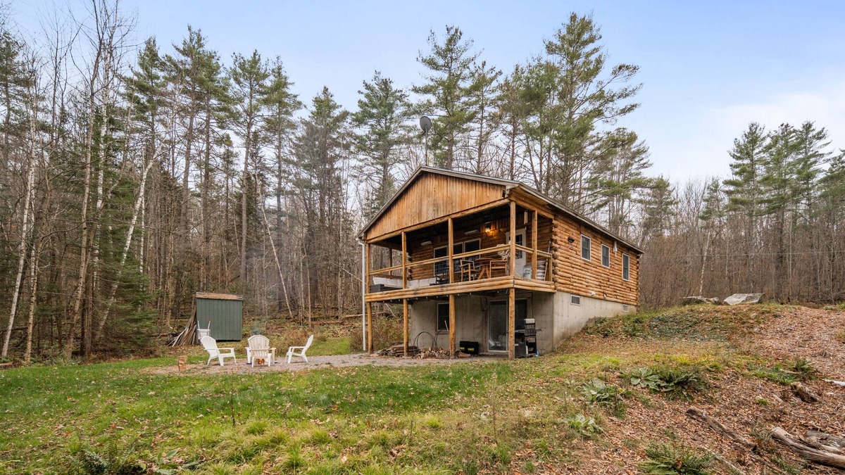 Woodsville Cabin | White Mountains - Cozy cabin by the lake with fire pit.
