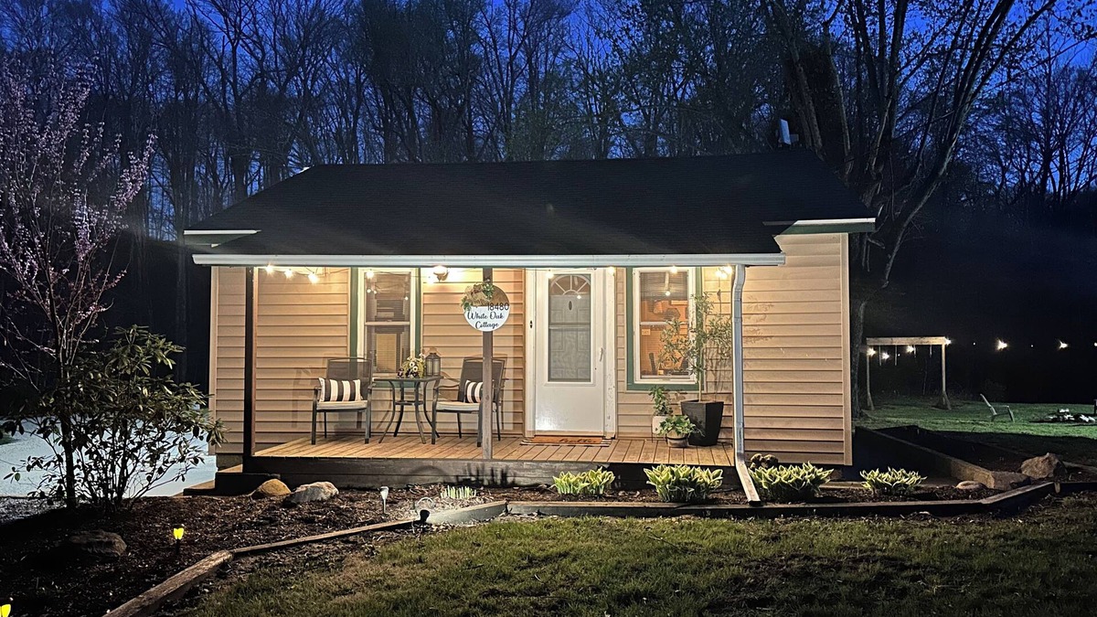 Highland Vermillion County Cottage | White Oak Cottage and Wi-Fi! Celebrate the holidays in our country cottage!
