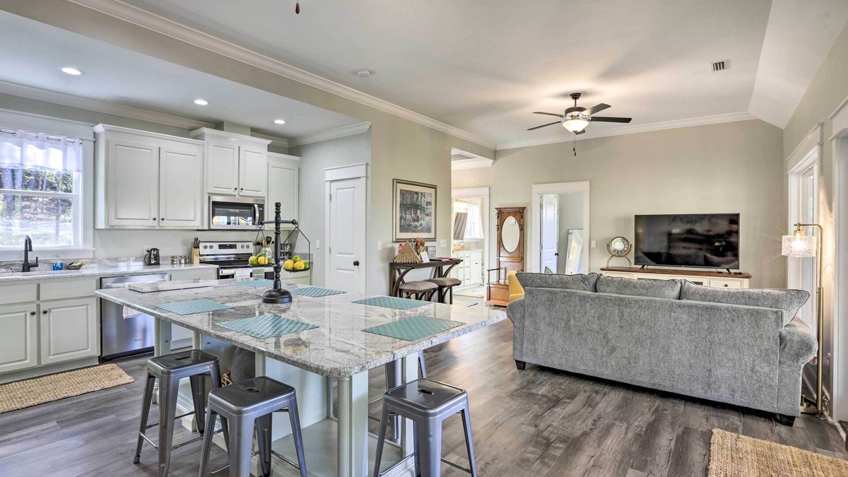 Eufaula House | White Oak Creek Home w/Views, Deck & Pool Access!