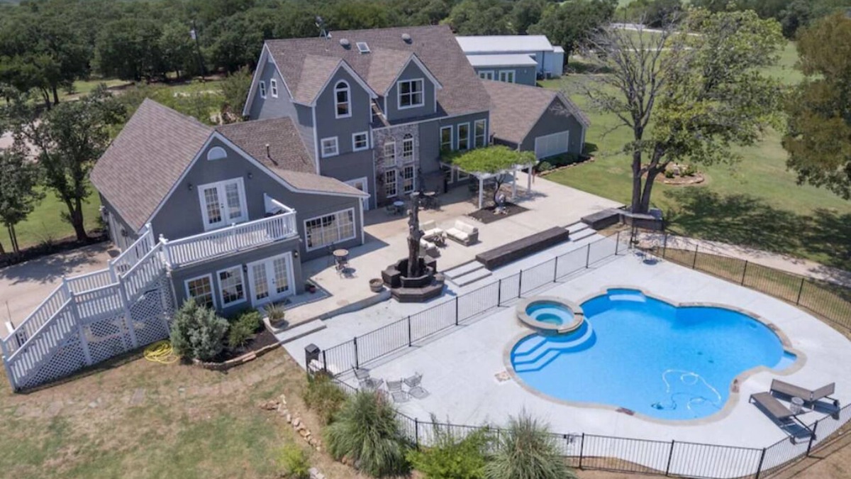 Valley View Bed & Breakfast | White Oak Lodge-Texas Sized Pool & 24 acre B&B