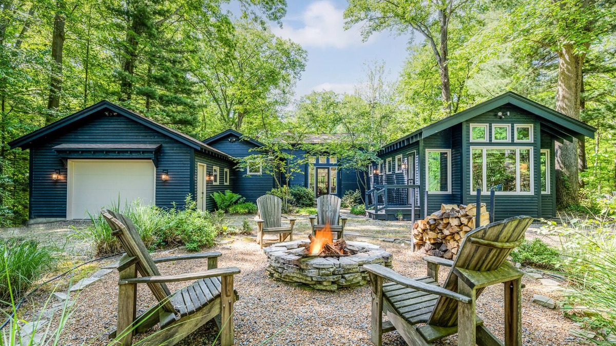 Harbert House | White Oak Retreat - Sleeps 10 with inground pool/hot tub in the heart of Harbert