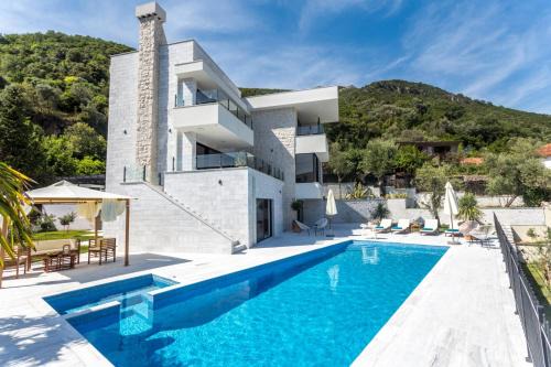 Denovici Villa | White Olive Villa