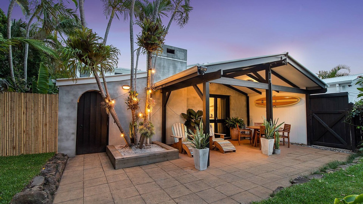 Suffolk Park Apartment | White Palms Surf Shack, 80m from the beach! Air-conditioned
