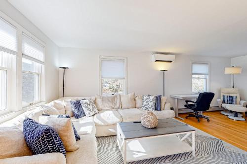 Lagoon Heights House | White Pearl