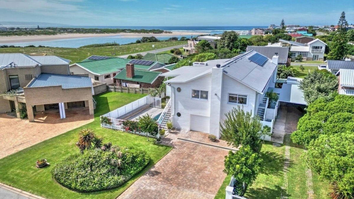 Still Bay House | White Penguin - Charming Holiday Home Near the Beach at Goukou River