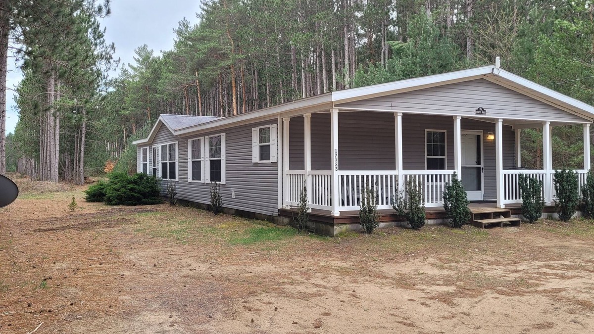 Thompsonville House | White Pine 4 BR 2 BA home 1 mile to Crystal Mtn Resort