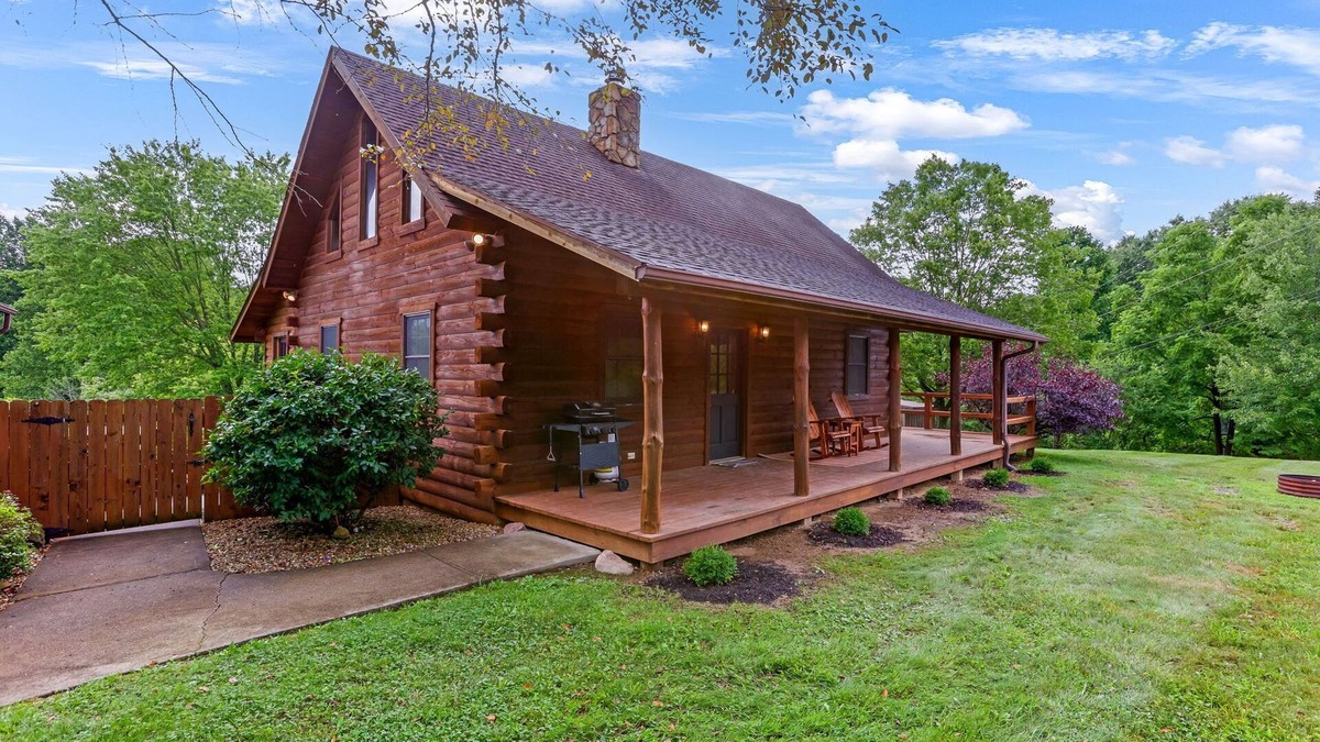 Nelsonville Cabin | White Pine - Cozy Cabin with Relaxing Hot Tub!