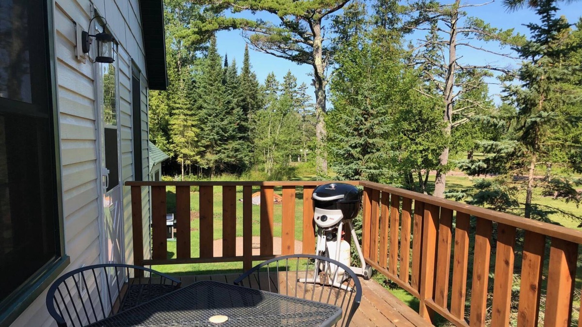 La Pointe House | White Pine - Cozy Carriage House in Town on Madeline Island - Easy Walking to