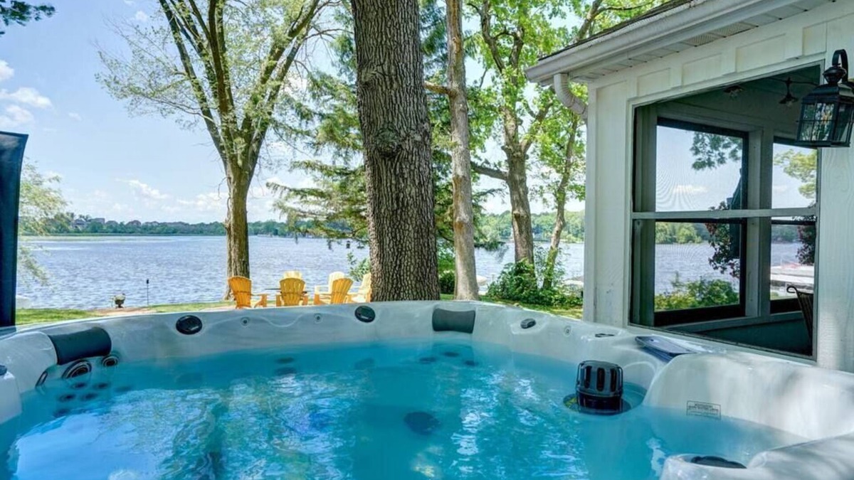 Tichigan House | White Pine Villa-Hot tub, Kayaks, Ice Fishing
