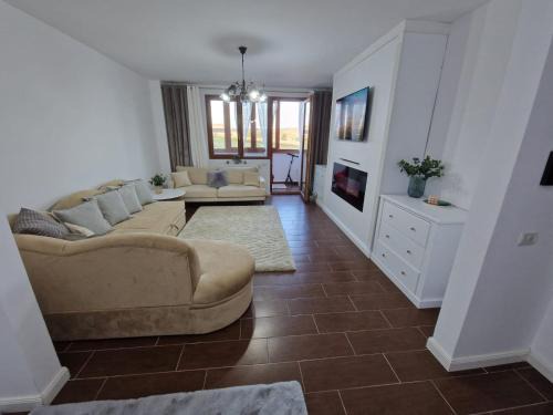 Piatra Neamt Apartment | White Place Tei