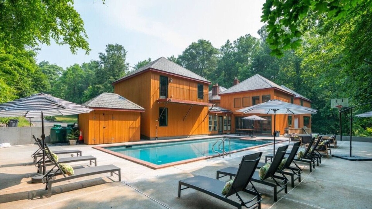 White Plains House | White Plains Midterm Jacuzzi Heated Pool Game Room