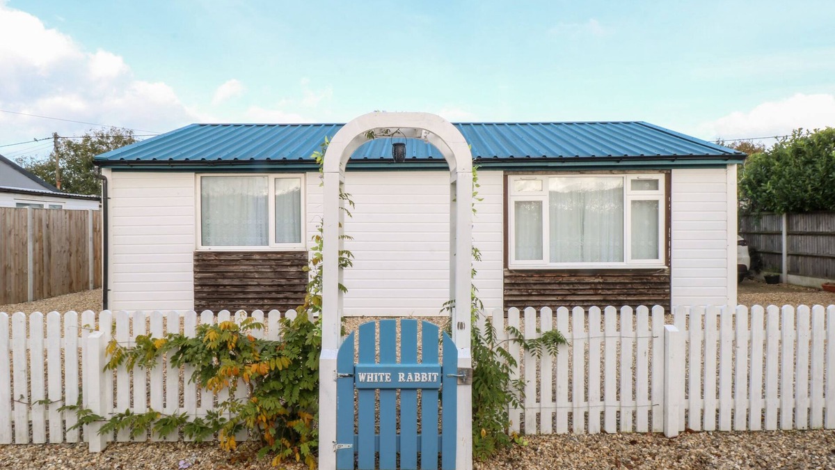 Irstead Cottage | WHITE RABBIT, CROSS LANE, pet friendly in Eccles-On-Sea
