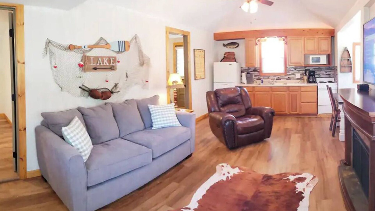 Branson Cabin | White River Cabin on Lake Taneycomo - Resort Pool - Dock