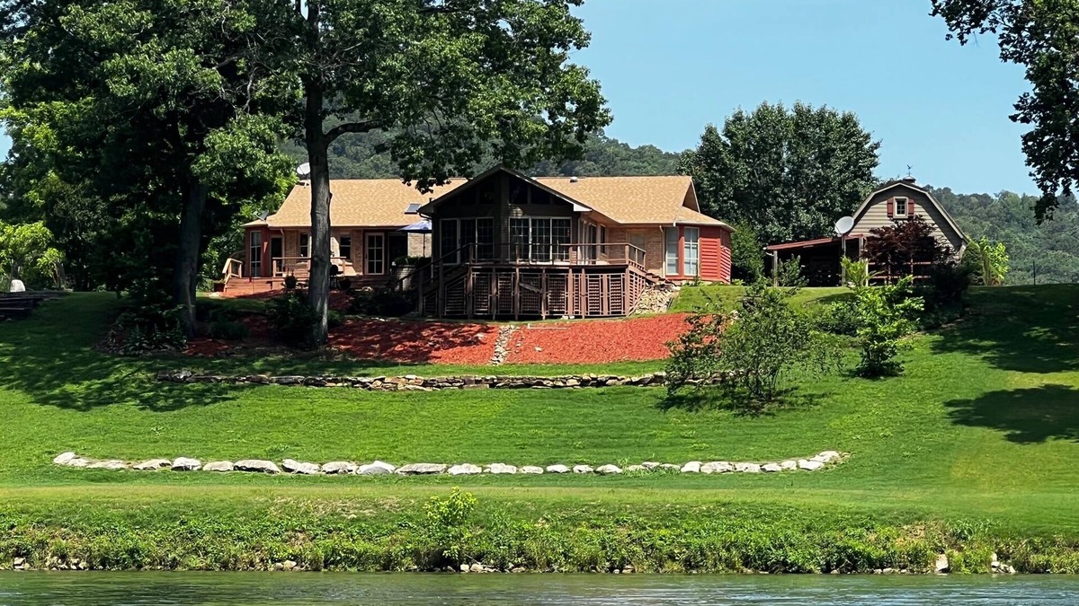 Norfork House | White River Retreat and Adjacent 1 Bedroom Cabin! Bring the entire gang!